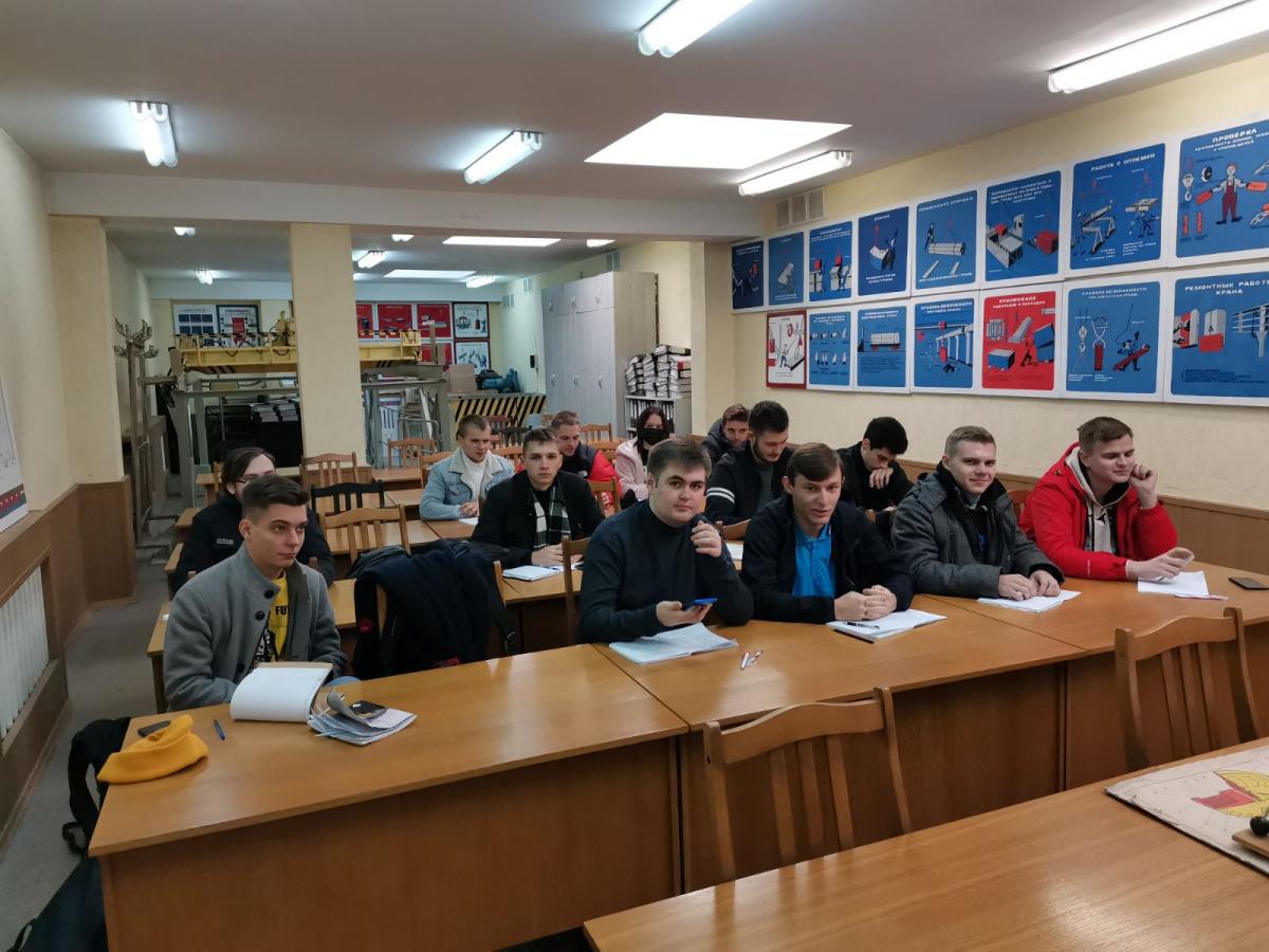 Занятие по дисциплине &laquo;ПТО&raquo; в учебном классе ОАО &laquo;МТЗ&raquo; у студентов 3-го курса